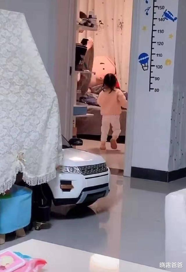 妹妹进哥哥房间蹭床睡，哥哥的应对方式太“无情”，妈妈无法淡定