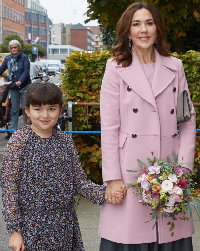 丹麦王妃玛丽穿针织衫图片,丹麦王储妃穿搭