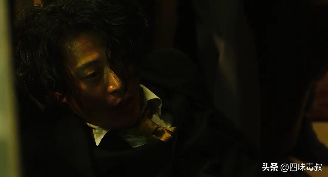 太宰治撩起头发的样子,太宰治年轻时的照片