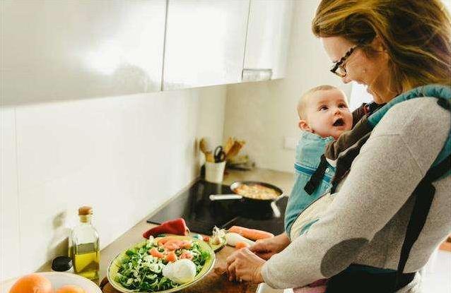 为什么宝宝抱着就睡一放下就醒哭,为啥宝宝抱着就哭放到床上就好了