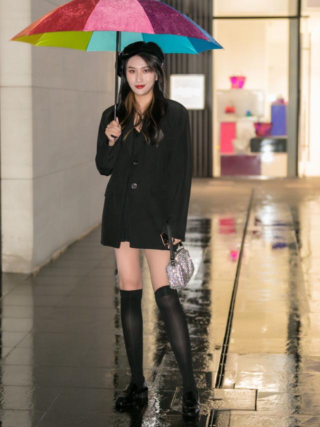 今冬流行这样穿短靴加肉色裤袜,短靴穿搭技巧女