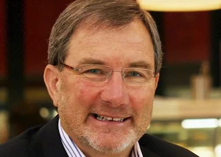 中国美女留学生自述被三个“干爹”*养包**：“我们只是在恋爱而已”