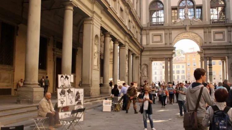 老外留学后回国摆摊,意大利留学生回国摆地摊