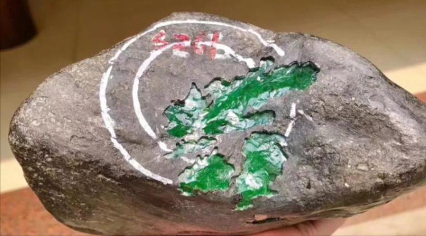 卖翡翠的杀猪盘,翡翠原石十赌九输毛料