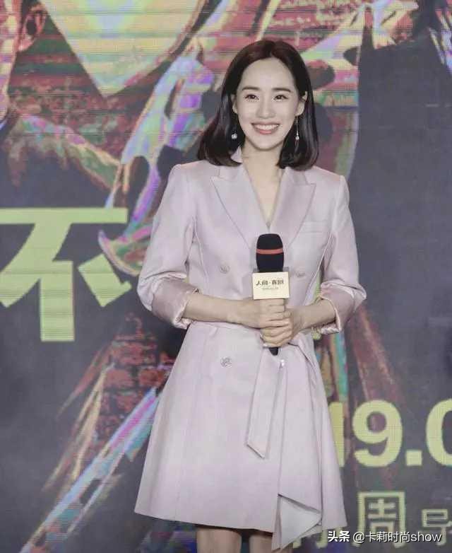 王智灰色西装短裙,王智露腿