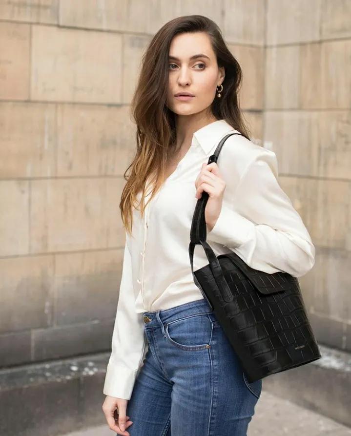 T恤穿腻了？想要时髦又遮肉，春夏白衬衫应该这么洗和这样穿