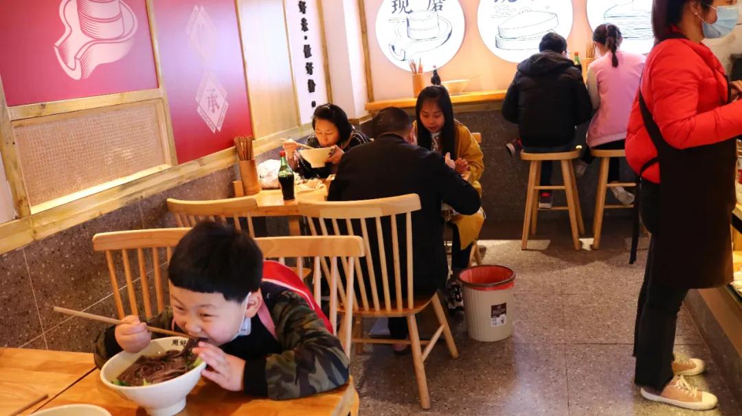 我只吃小面!打卡了这家手工粉后我真香了