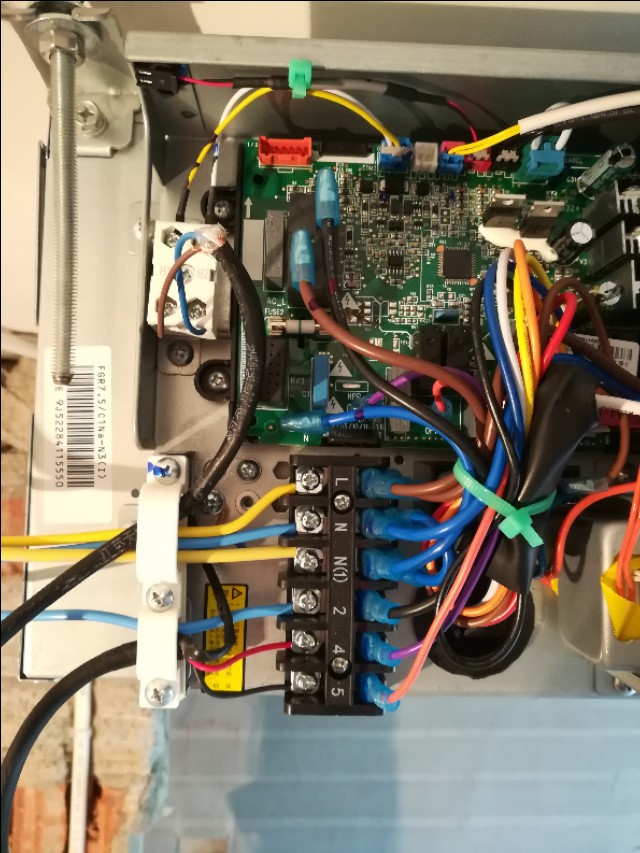 空调挂机温度传感器坏了不制冷,空调内机不亮是交流接触器坏吗