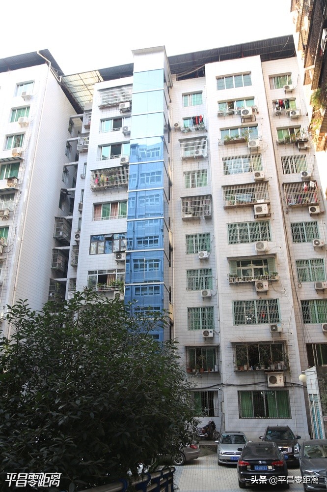 老旧小区加装外挂电梯的弊大于利,带平台的老旧小区怎么加装电梯