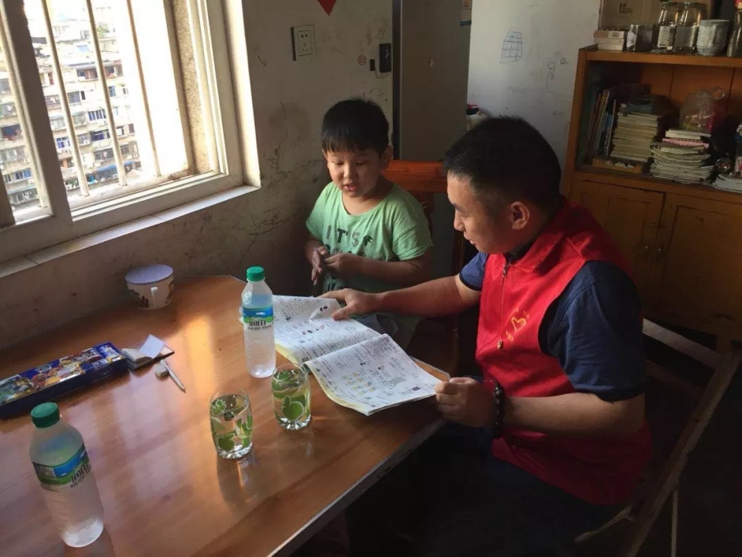 南昌市洪都中医院伍剑锷、张燕燕荣膺南昌市先进工作者称号