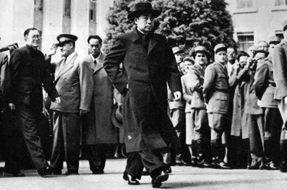 “工作机器”周总理：生前说的最后一句话，仍在为他人考虑