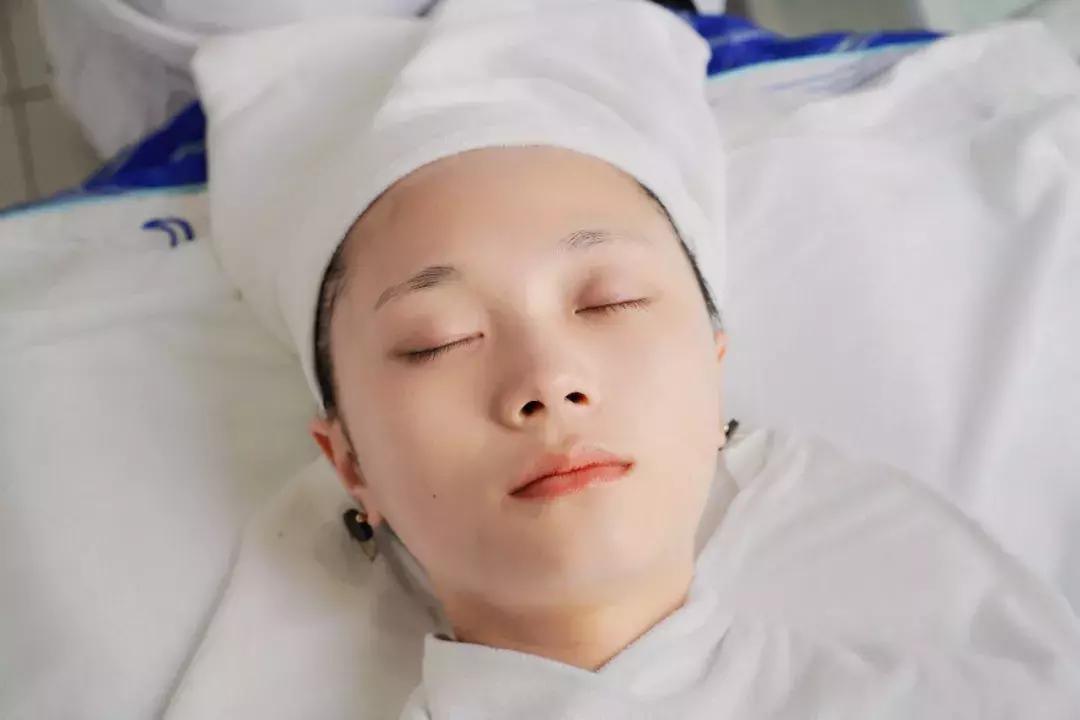 我花99块钱就泡到了我们公司的“彭于晏”!