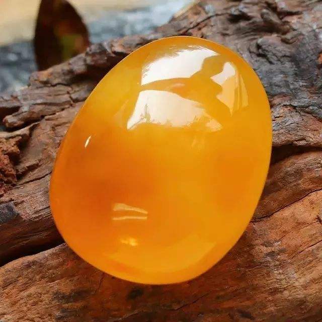 现在市面的蜜蜡全是假的吗,怎么知道是假的蜜蜡