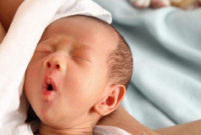 1-12周宝宝发育图片,12张宝宝照片从宝宝出生到现在