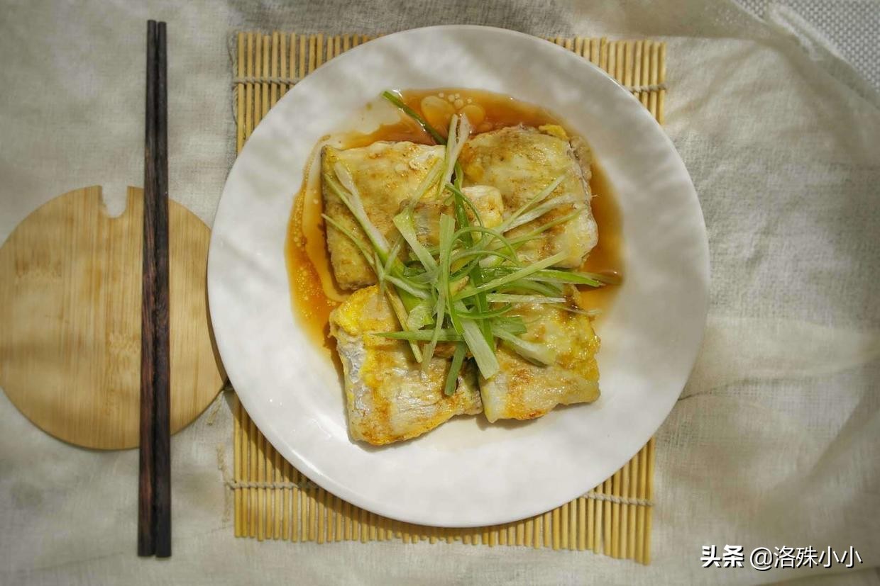煎蒸带鱼口感细腻，味道鲜，蒸前除腥这一步是重点！