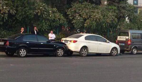 新手司机第一次被追尾了怎么办,追尾了怎么办教你一招