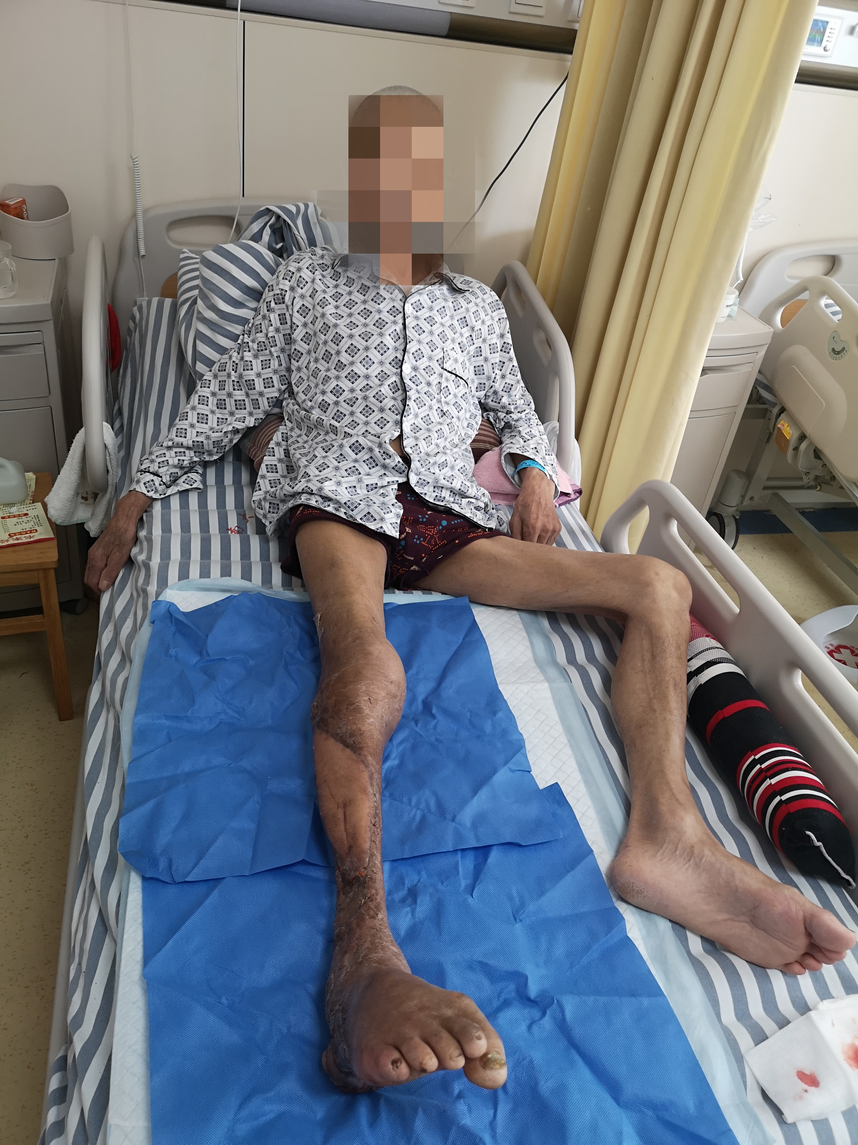 他站起来了改写一段话,他站了起来