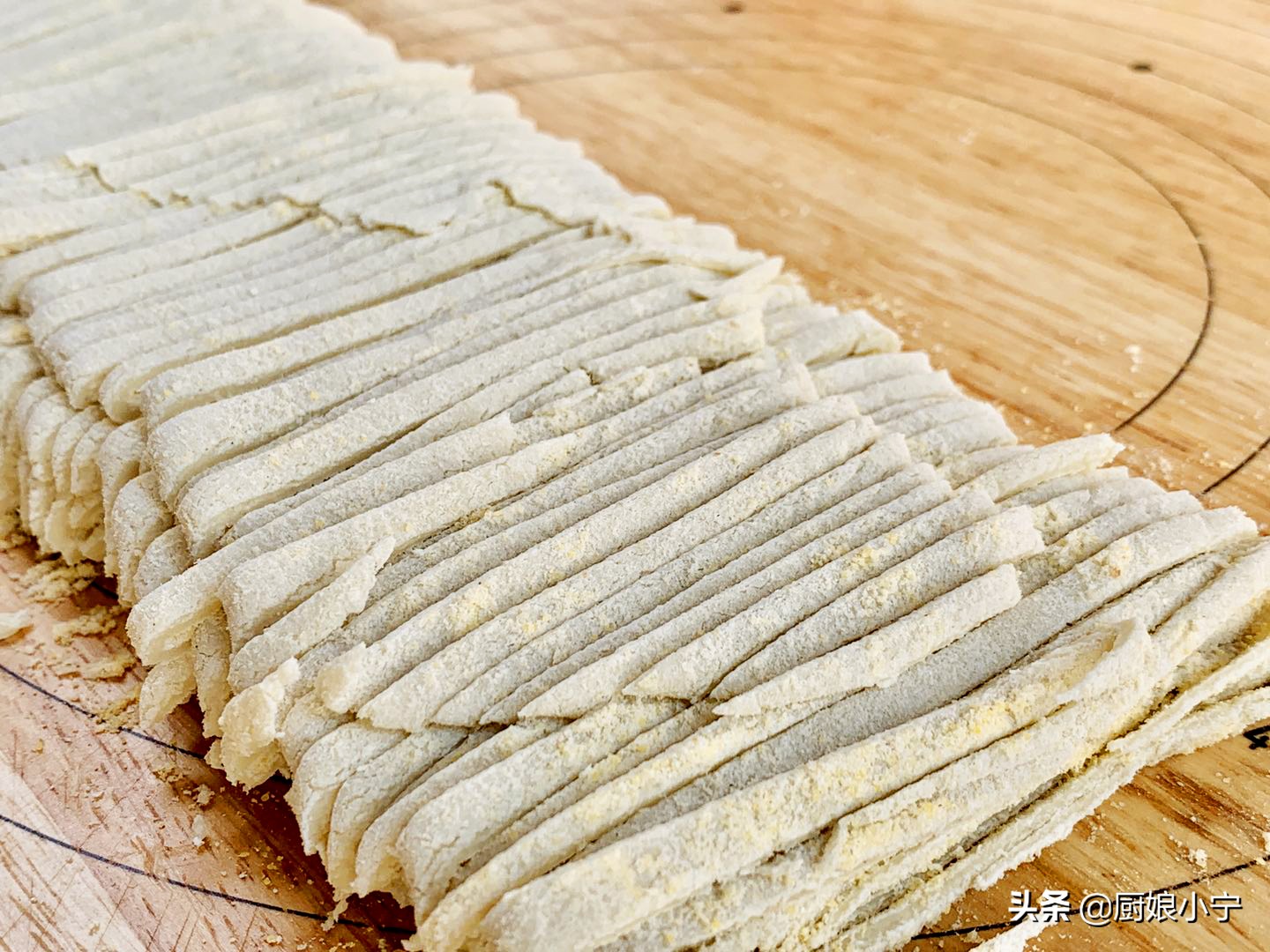 手擀面爽滑劲道有妙招,这样做不断不糟不发硬,北方老一辈做法