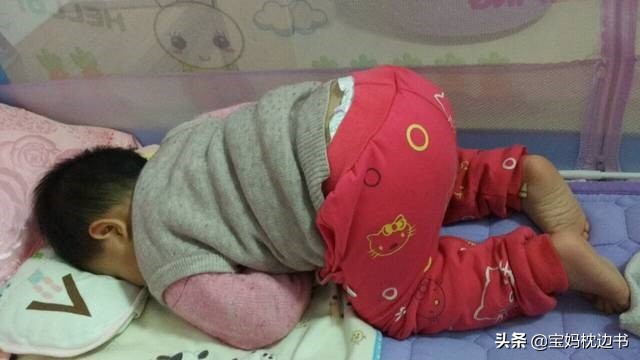 宝宝趴着睡才不闹腾是怎么回事,宝宝趴着要不要纠正