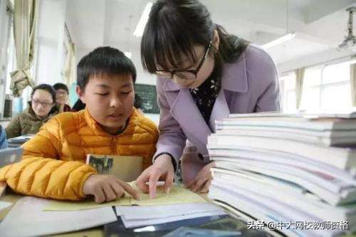 让学生改作业，老师当“甩手掌柜”？家长：教师太闲，建议扣工资
