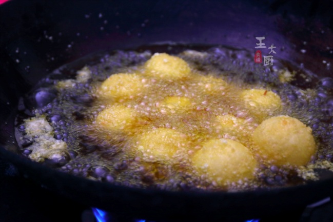 爆浆芝士土豆球，咬一口酥脆绵软奶香浓郁，一口一个太香了