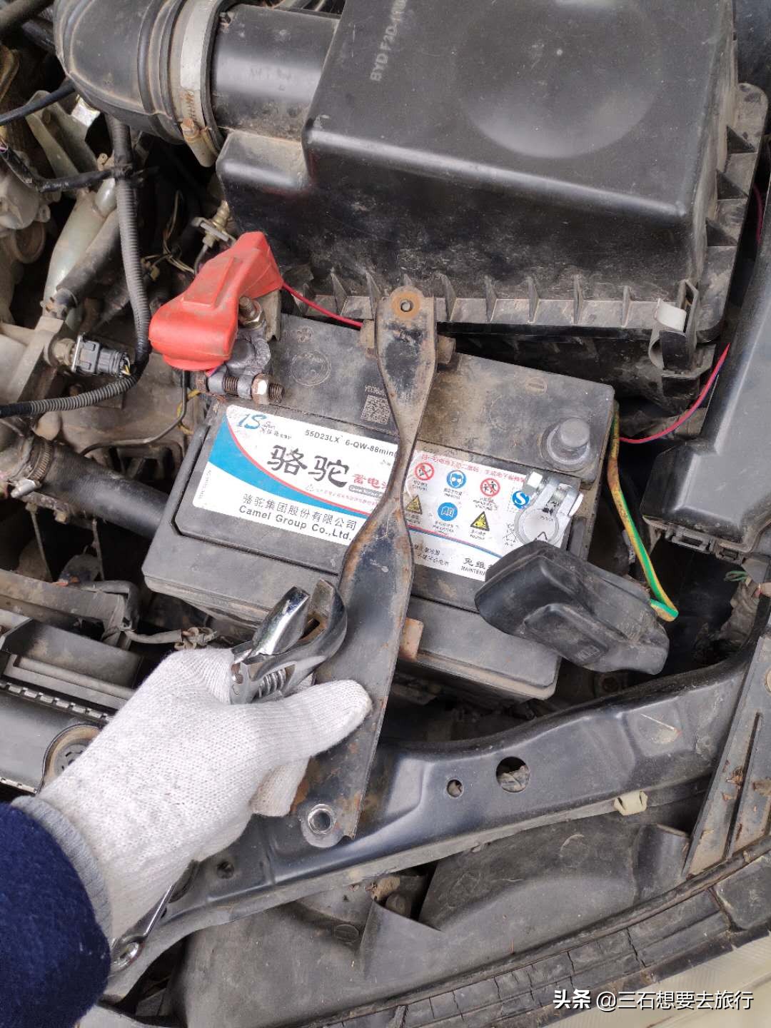 车辆停久了电瓶没电了如何自救,汽车电瓶没电自救方法正负极