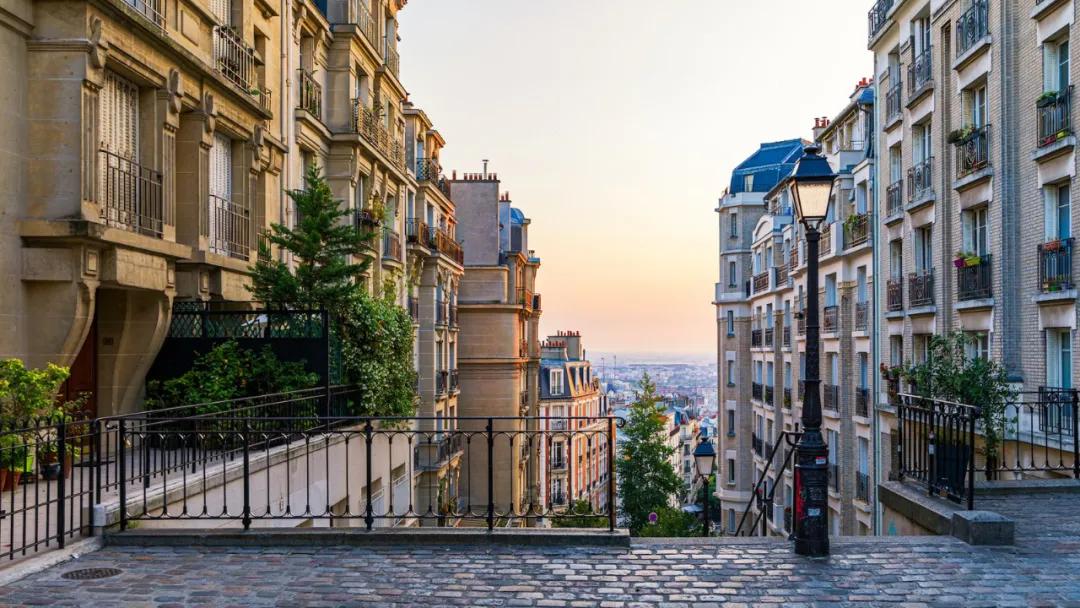 在贴满了一百万张贴纸之后，我快不认识巴黎地铁了…