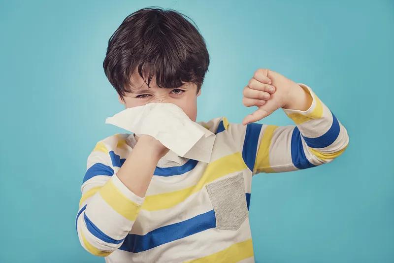 5岁男童早上起床后一直咳嗽,开学后发烧咳嗽