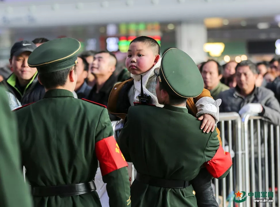 假如你在火车上遇到美女,春运车站遇到兵哥哥