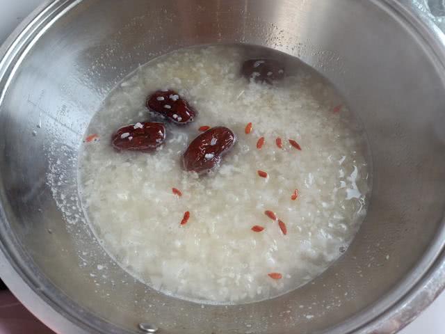 煮银耳的时候怎么能让银耳快出胶,冬季可以怎样吃银耳