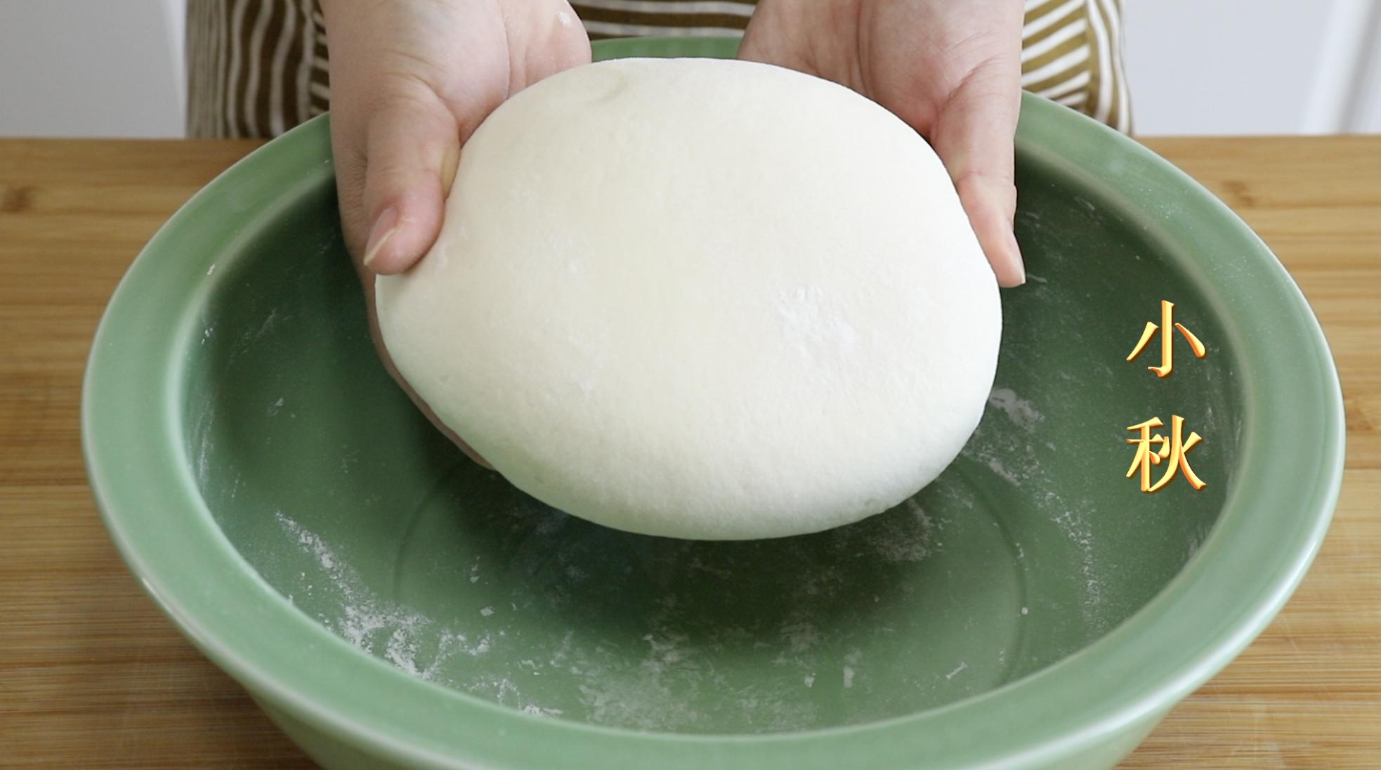 用开水烫面做馒头,是老一辈蒸馒头的方法,不发面个个暄软回甘