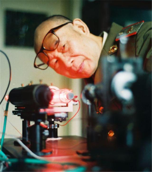 高伯龙作品,高伯龙讲述国防科技