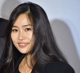 张艺谋长女张末，二嫁外国人后灰溜溜回国，与巩俐达成和解？