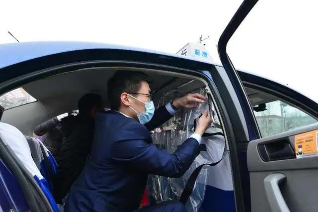 降低司乘间交叉感染风险！石家庄为出租车、网约车安装防疫“隔离舱”