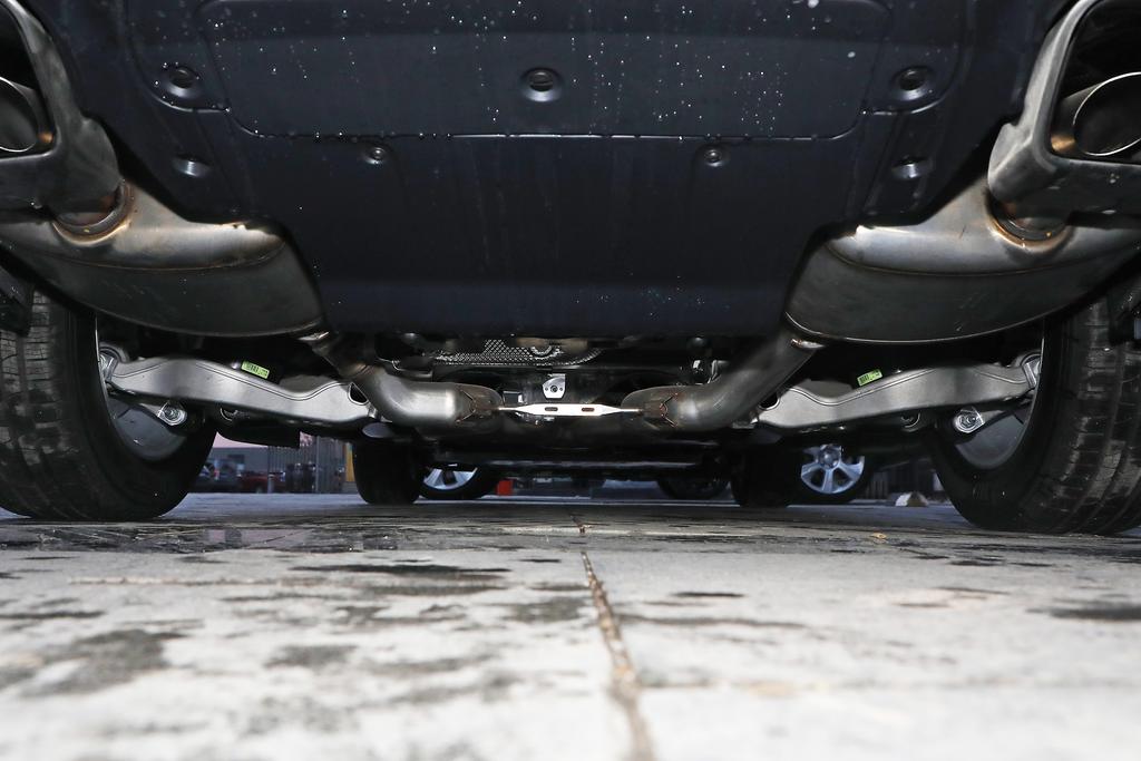 路虎揽胜对比兰博基尼suv评测,路虎揽胜创世加长版奢华suv