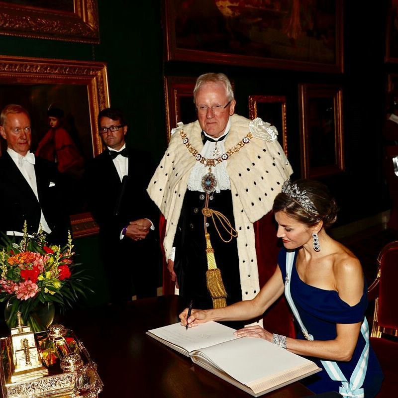 王室女性成员签名照:女王贵气,莱后最霸气,最优雅当属戴妃