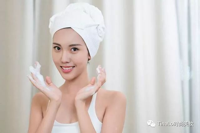 化妆水是用手擦好还是用化妆棉好,化妆水的正确使用方法