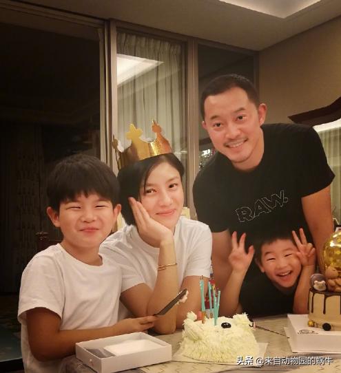 沙溢偷孩子完整版,儿子写作业偷玩手机被妈妈发现