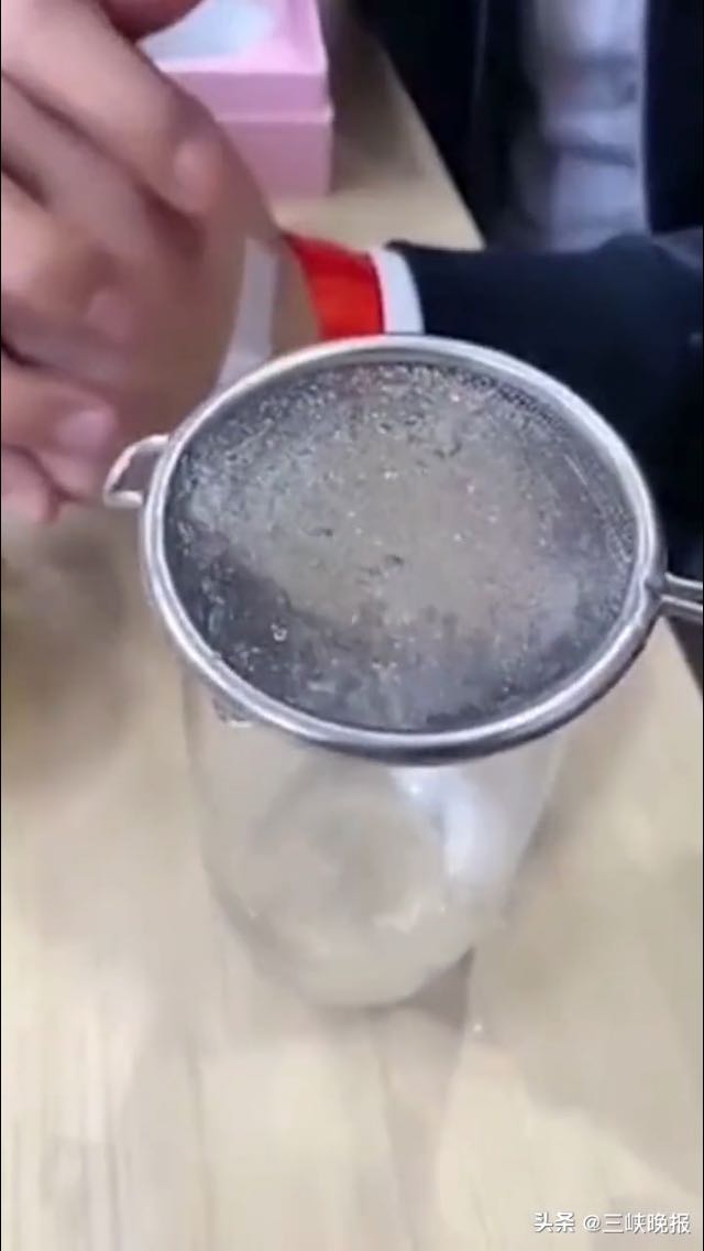 现在都不玩以次充好了,都直接李代桃僵了