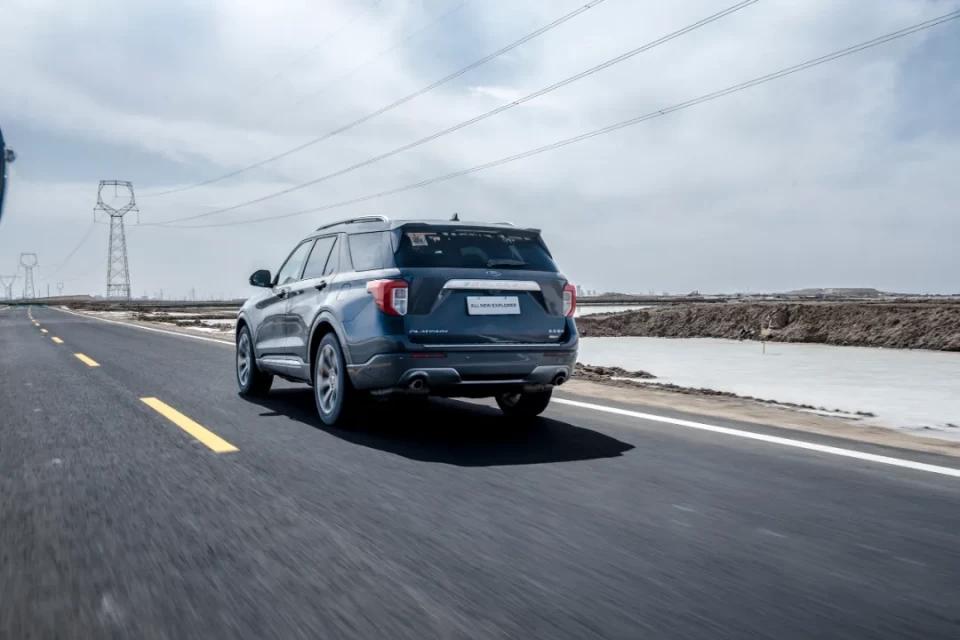 穿越过格尔木的盐湖我感受到了福特探险者的“硬气”