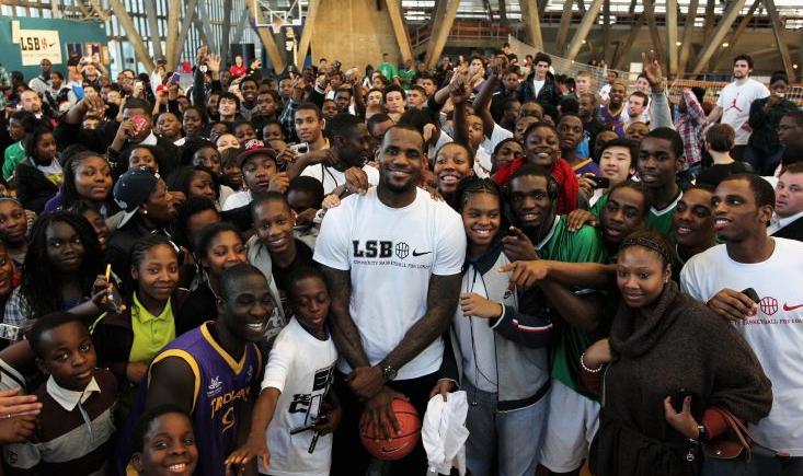 詹姆斯是不是救了安东尼,他救了一条人命挽救了2个家庭