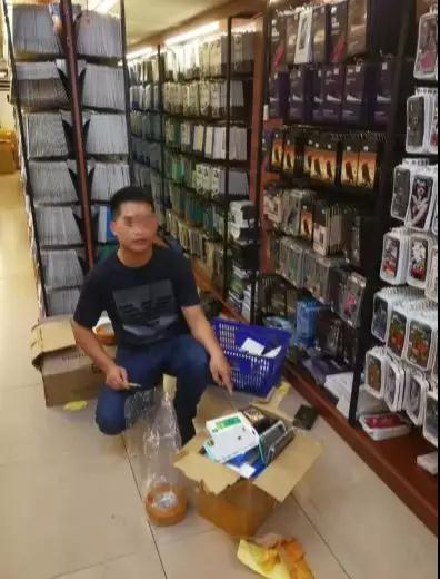 南宁民生路这家店卖“山寨”手机配件,狠赚十几万!员工:我们都不敢用