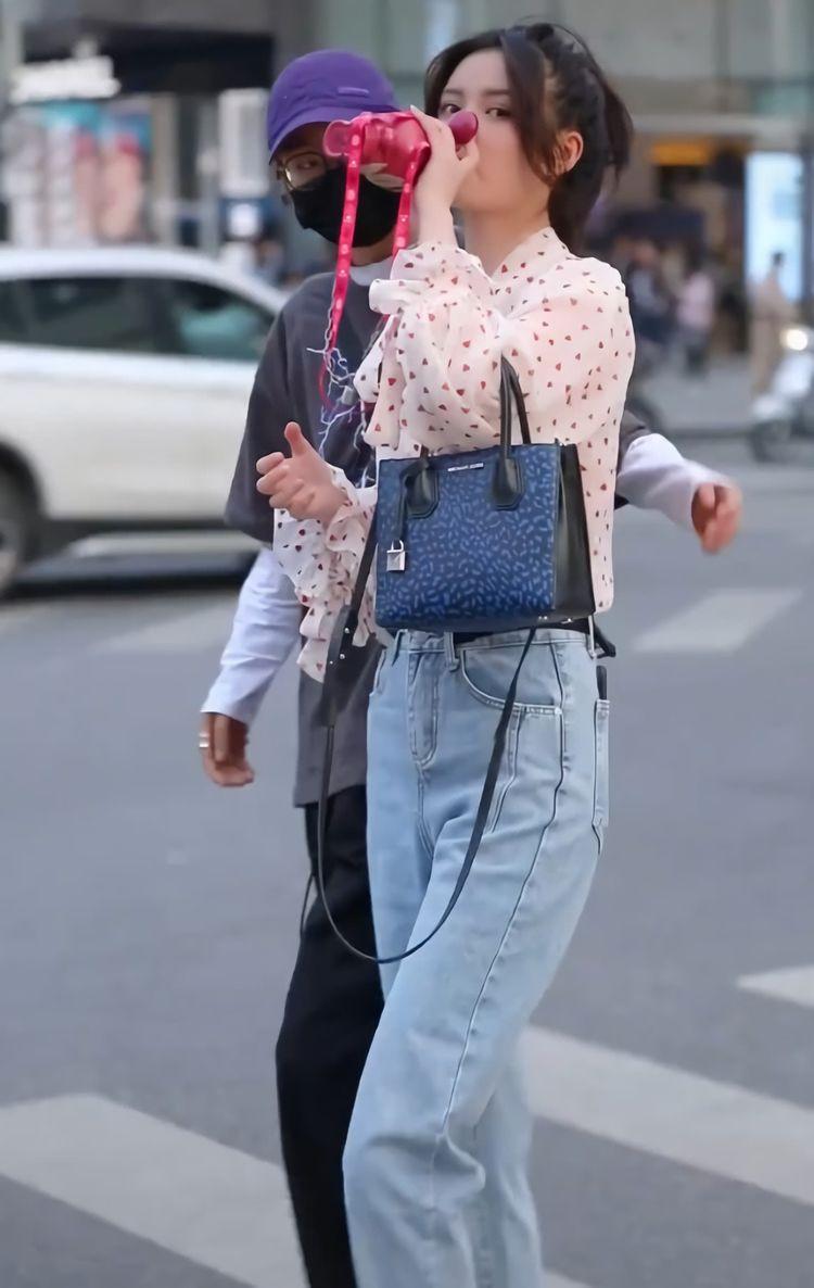 小白鞋搭配的显高牛仔裤,哈伦裤高帮鞋穿搭