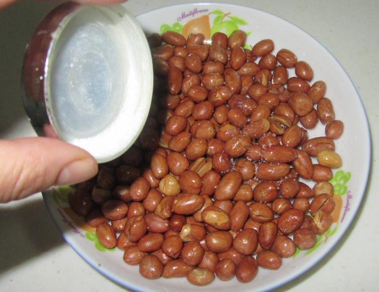 炸花生米时,很多人用错了“水”!难怪花生不脆也不香