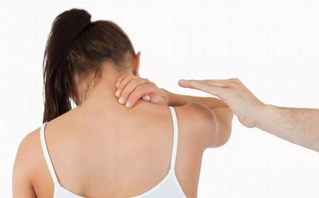 后背疼练习什么瑜伽体式,治疗后背疼痛的瑜伽动作