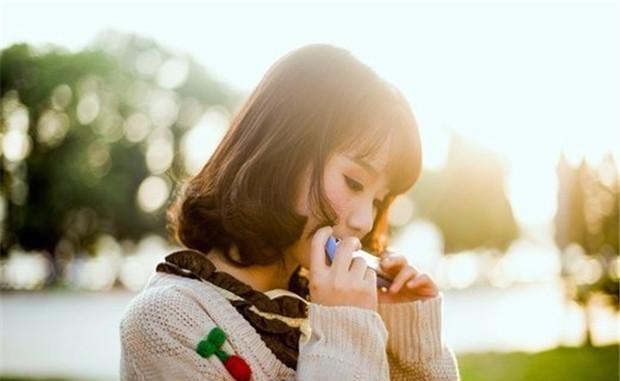 小孩尖叫嘶吼哭泣妈妈崩溃,孩子尖叫妈妈温柔教导