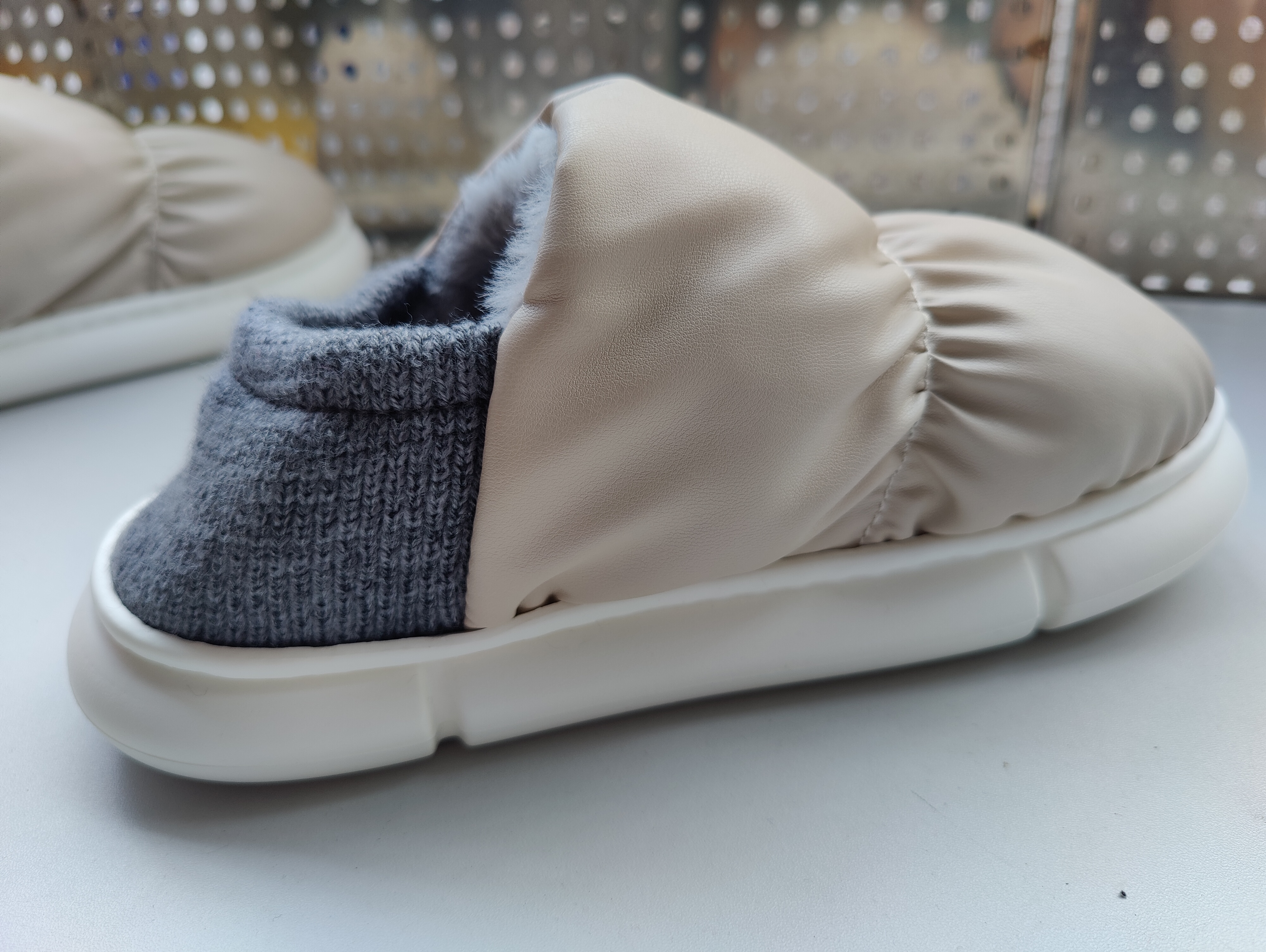 今年最火拖鞋结实耐穿又上档次,这款拖鞋火了舒适耐磨居家必备