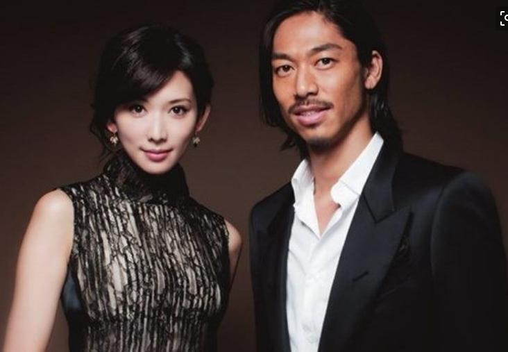 柳岩吊带睡裙现身机场,柳岩护士装是什么节目