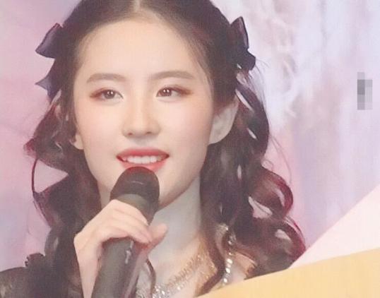 双蝴蝶结造型女星大pk:戚薇魅惑张雨绮显头大,赵露思发量取胜