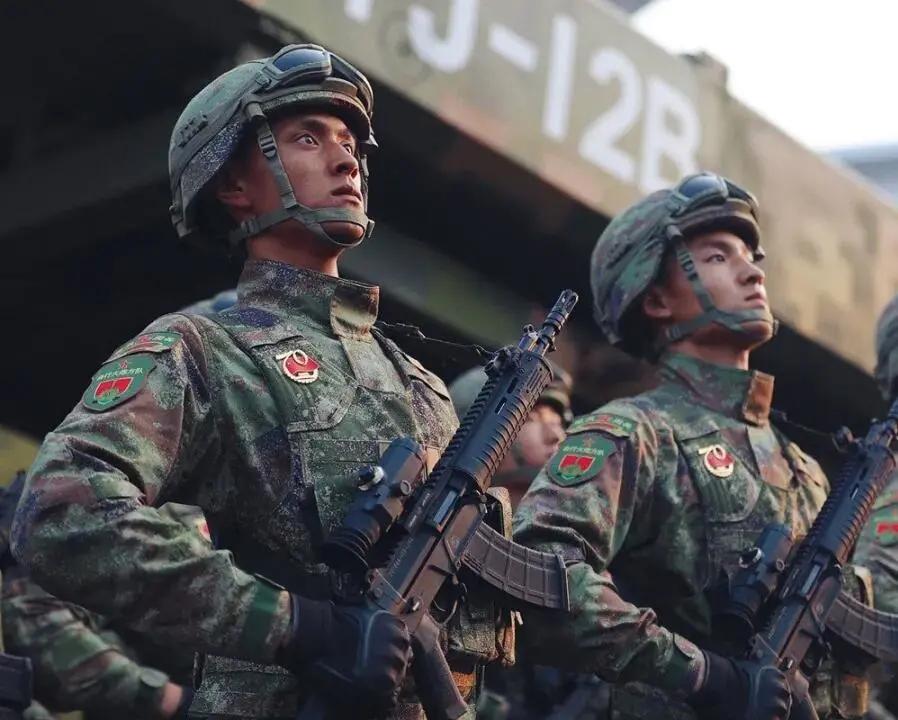 解放军先进武器帅照,解放军新步枪射击视频